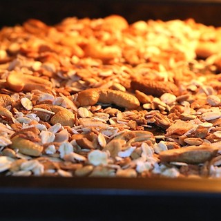 Granola Ngũ Cốc Thuần Chay - Yến Mạch, Hạt Điều, Hạnh Nhân, Hạt Hướng Dương, Dừa & Quế - Vegan Granola