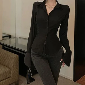 Áo corset trắng tay dài thiết kế Gothic, phù hợp phong cách thời trang vintage và gợi cảm