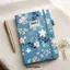 DONOVANQQ 2027 Lập kế hoạch lịch trình Notepad, Tiếng Anh 12 tháng A5 Kế hoạch chương trình nghị sự Sổ tay, Thiết kế hoa Vỏ da chống mài mòn Danh sách việc cần làm Sổ tay Du lịch