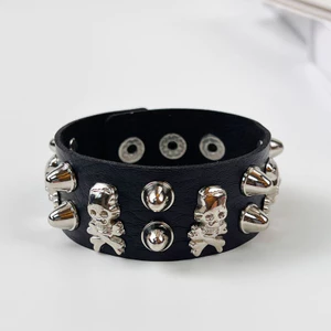 Vòng đeo tay bằng da Edgy Punk với thiết kế đầu lâu và đinh tán cho thời trang dạo phố