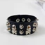 Vòng đeo tay bằng da Edgy Punk với thiết kế đầu lâu và đinh tán cho thời trang dạo phố