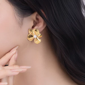 Hoa Tai nữ Floria Grace hình hoa mạ vàng cao cấp, hiện đại, trẻ trung, đi chơi đi làm - DOJI