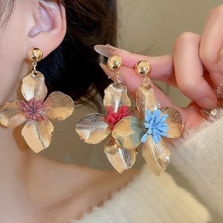Mặt dây chuyền và bông tai kim loại màu bạc, thiết kế cá tính và sang trọng