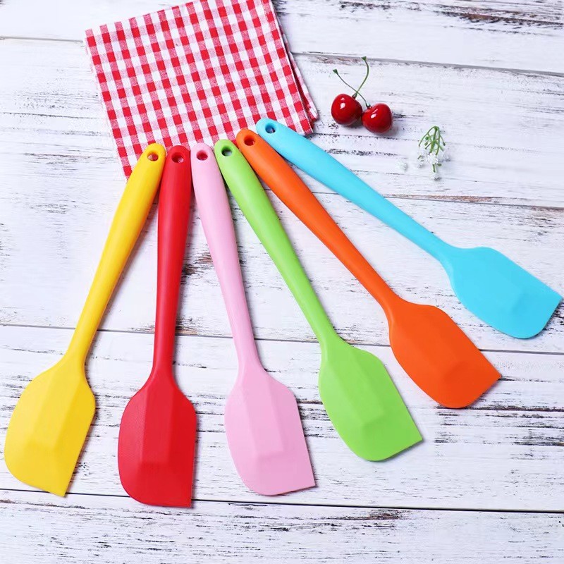 Dụng cụ làm bánh: Spatula phới trộn bột, phới dẹt silicon, muôi lật thức ăn