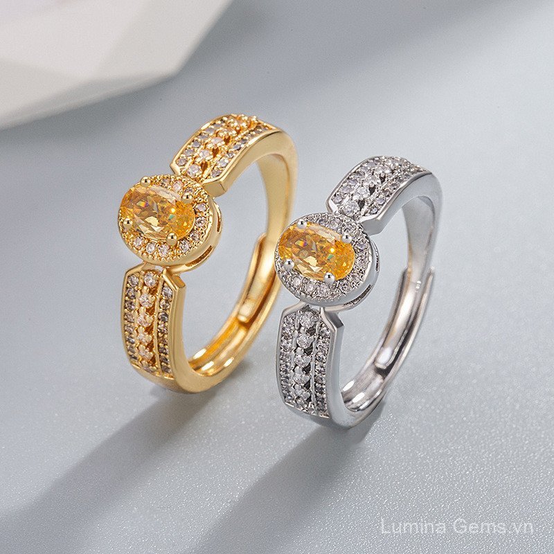 Nhẫn champagne vàng thật với ánh sáng nhiều màu sắc, phong cách sang trọng, phù hợp với phụ kiện khác.