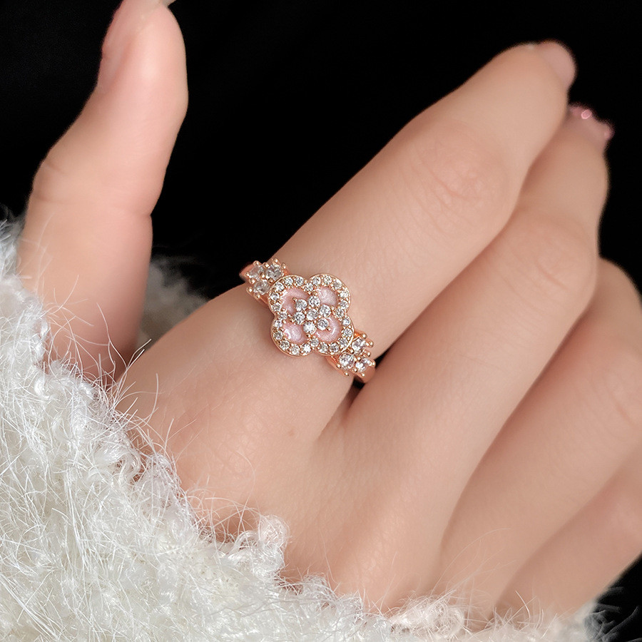 Nhẫn zirconia hoa mở điều chỉnh thiết kế xếp chồng tối giản, phù hợp làm món quà trang sức cho nữ.