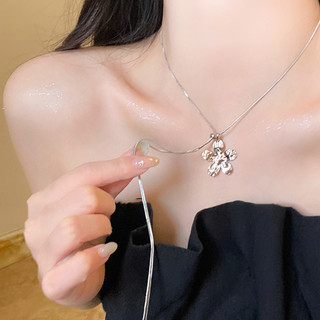 Vòng cổ mặt dây chuyền hình trái tim và hoa màu bạc đơn giản Thiết kế tinh tế và độc đáo Dây chuyền áo len thời trang và đa năng cho mùa thu đông