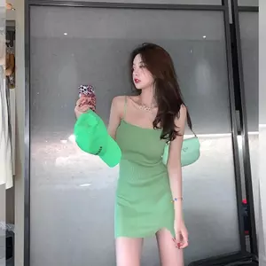 Váy dệt kim màu trơn nhỏ mùa hè 2026 Hot Girl Slim-fit Nẹp xẻ tà nhẹ nhàng