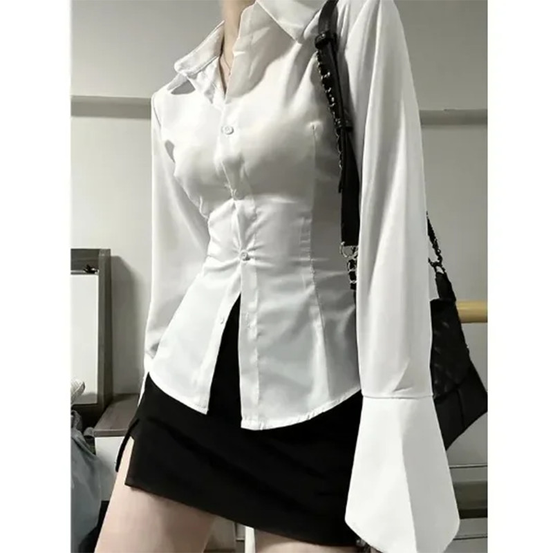 Áo corset trắng tay dài thiết kế Gothic, phù hợp phong cách thời trang vintage và gợi cảm