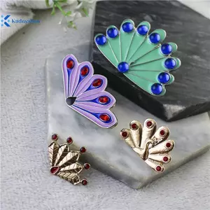Kudosation 1 Chiếc Pha Lê Kim Cương Peaco Động Vật Pin Anime Sáng Tạo Đuôi Quạt Thổ Cẩm Vai Trò Chơi Đạo Cụ Nam Nữ Bapa Trang Sức Quà Tặng Đẹp