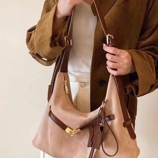 Túi Chio Bigsize Chất Canvas Form Mềm Kèm Charm Voi Đai Ngang