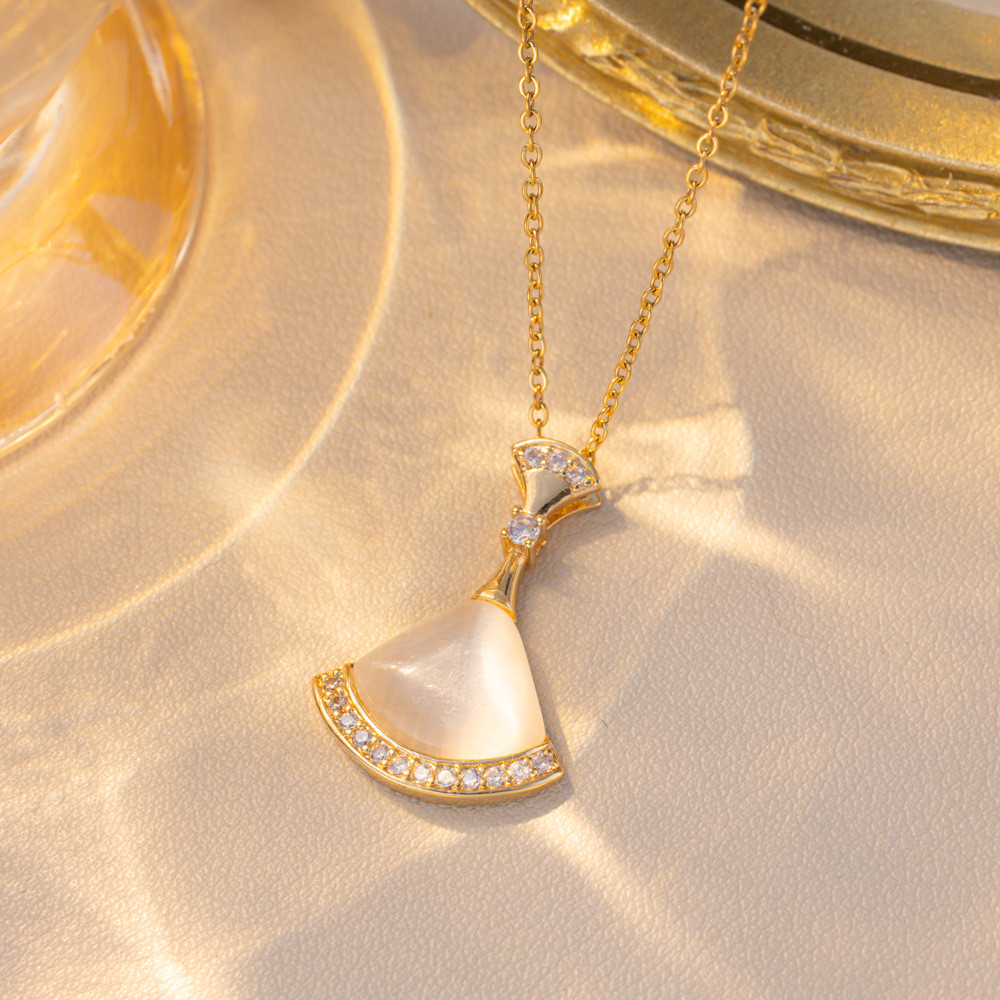 Mặt dây chuyền opal hình quạt với ánh sáng sang trọng và thiết kế xương đòn