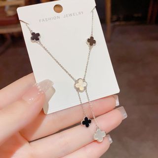 Vòng Cổ Thiết Kế Sang Trọng với Bốn Lá Vỏ Hoa và Tua Rua