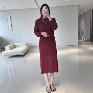 Đầm Miyake dáng thẳng, drap ôm, thiết kế đơn giản và thời trang với chi tiết xếp ly