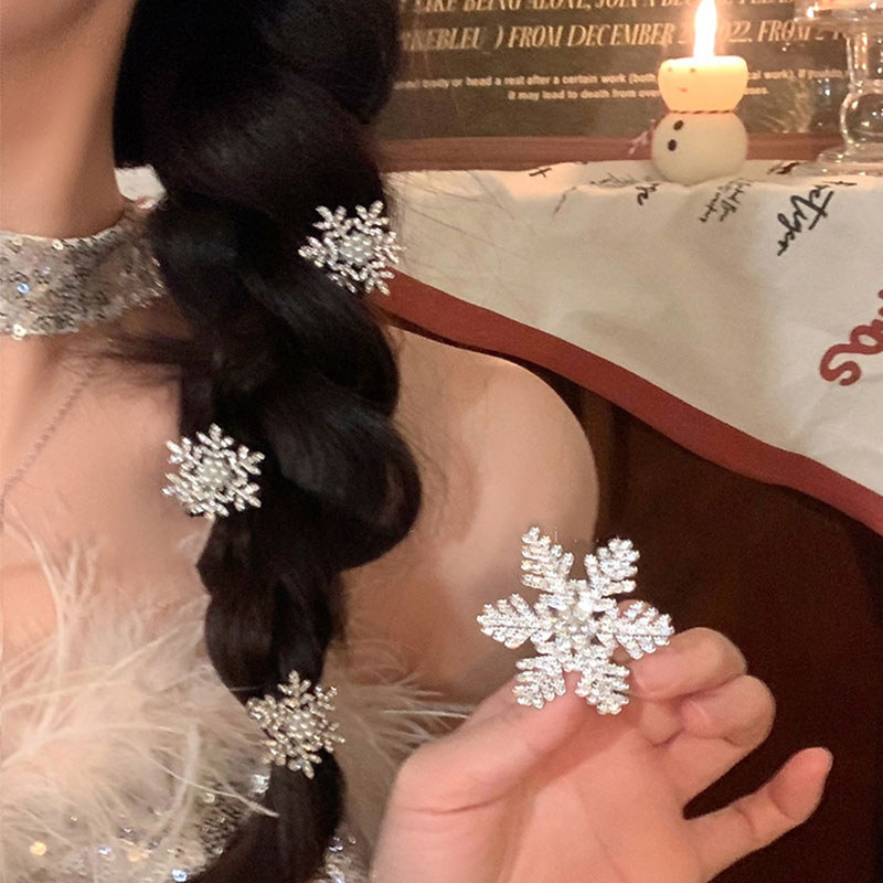 Kẹp tóc bông tuyết với kim cương giả, thiết kế sang trọng và ánh sáng tinh tế