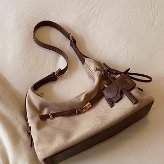 Túi Chio Bigsize Chất Canvas Form Mềm Kèm Charm Voi Đai Ngang