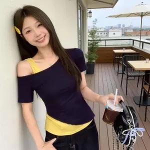 Mùa hè phong cách Mỹ màu sắc tương phản giả hai mảnh đeo vai chéo ngắn tay lệch vai Slim-Fit Slim-Fit Slimer Look Niche