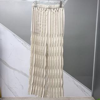 Quần Miyake xếp ly phong cách mới với họa tiết sóng, thiết kế thẳng đơn giản, thoải mái cho thường ngày.