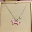 2025 Zhao Lusi Pink Puppy Item Nữ Tinh Tế Phù Hợp Với Nơ Mặt Dây Chuyền 7.6 COUA