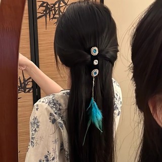 Kẹp Tóc Lông Vũ Phong Cách Dân Tộc Cổ Điển Từ Vân Nam - Màu Đỏ Tinh Tế