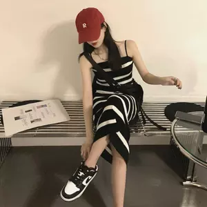 Mùa hè 2026 Pháp Bellflower Đen Trắng Sọc Dệt Kim Sling Dress Eo hẹp Mỏng Hơn Nhìn Niche Tính Khí Kỳ Nghỉ Váy Dài Nữ