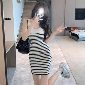 Váy Vest dệt kim sọc phong cách muối mùa hè Váy cổ chữ U không tay dài vừa phải Slim-Fit Hip-Wrap Niche Tính khí mỏng hơn Váy dệt kim nữ