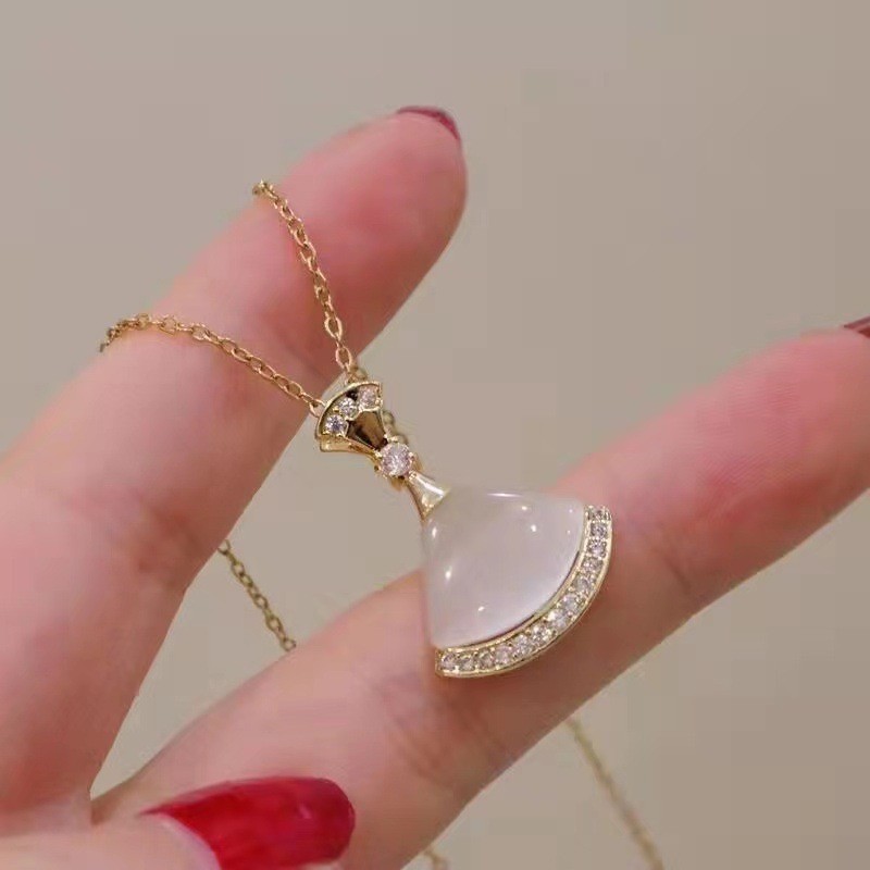 Mặt dây chuyền opal hình quạt với ánh sáng sang trọng và thiết kế xương đòn