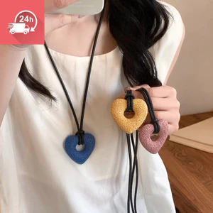 Dây da đá núi lửa lớn rỗng vòng cổ dài chống phai màu hình trái tim dành cho nữ
