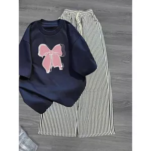 Bộ quần đũi kẻ vằn dáng dài kết hợp áo phông chất liệu đẹp cá mập, thời trang và thoải mái.
