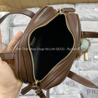 Túi Chio Size Nhỡ 1 Cúc Nâu Trơn  Kèm Quai Đeo Chéo Kèm Charm Gấu Bóng Chày HS281-1