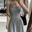 Váy dệt kim nhỏ màu xám mùa hè 2026 Slim-fit Slimer Look Xếp li Khâu nhẹ nhàng Tính khí Niche Tay áo phù hợp