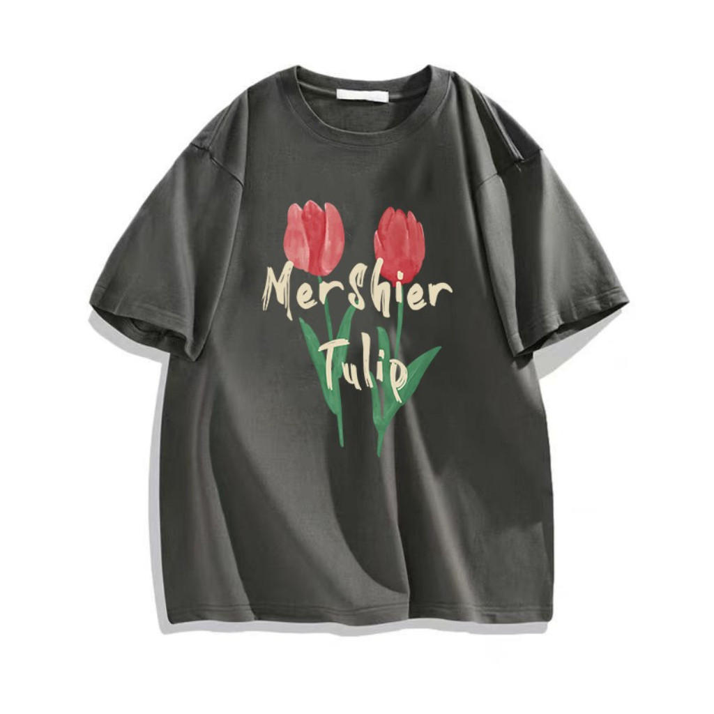 Áo thun nữ tay ngắn cổ tròn dáng rộng với họa tiết hoa tulip và các họa tiết khác.