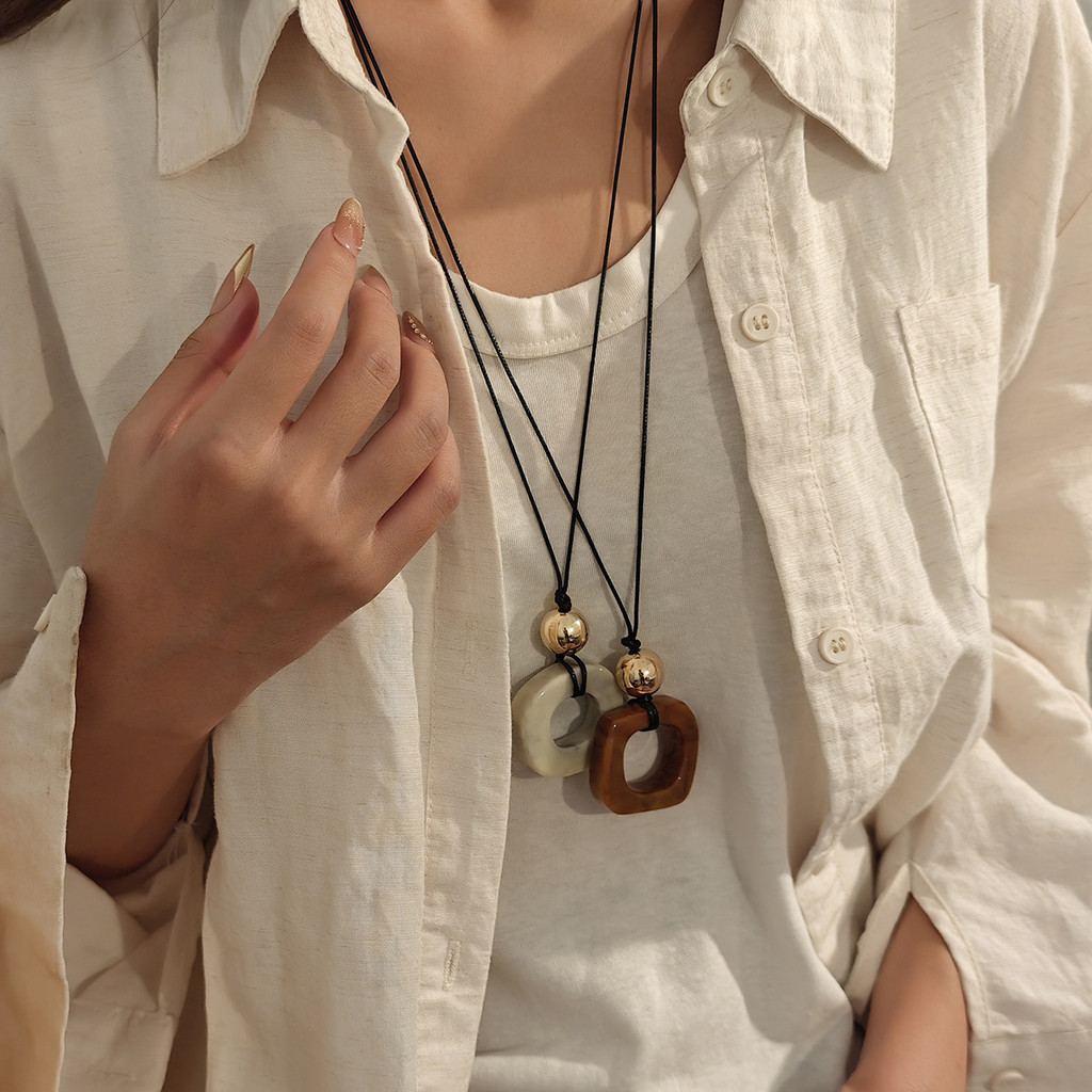 Mới Phong Cách Trung Hoa Zen Không Đều Vuông Rỗng Vòng Cổ Retro Phong Cách Dân Tộc Xương Lạc Đà Nhựa Áo Len Dây Xích Nữ