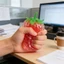 Đồ chơi bóp giác quan căng thẳng Life Like Strawberry với chuyển động hạt dịu nhẹ