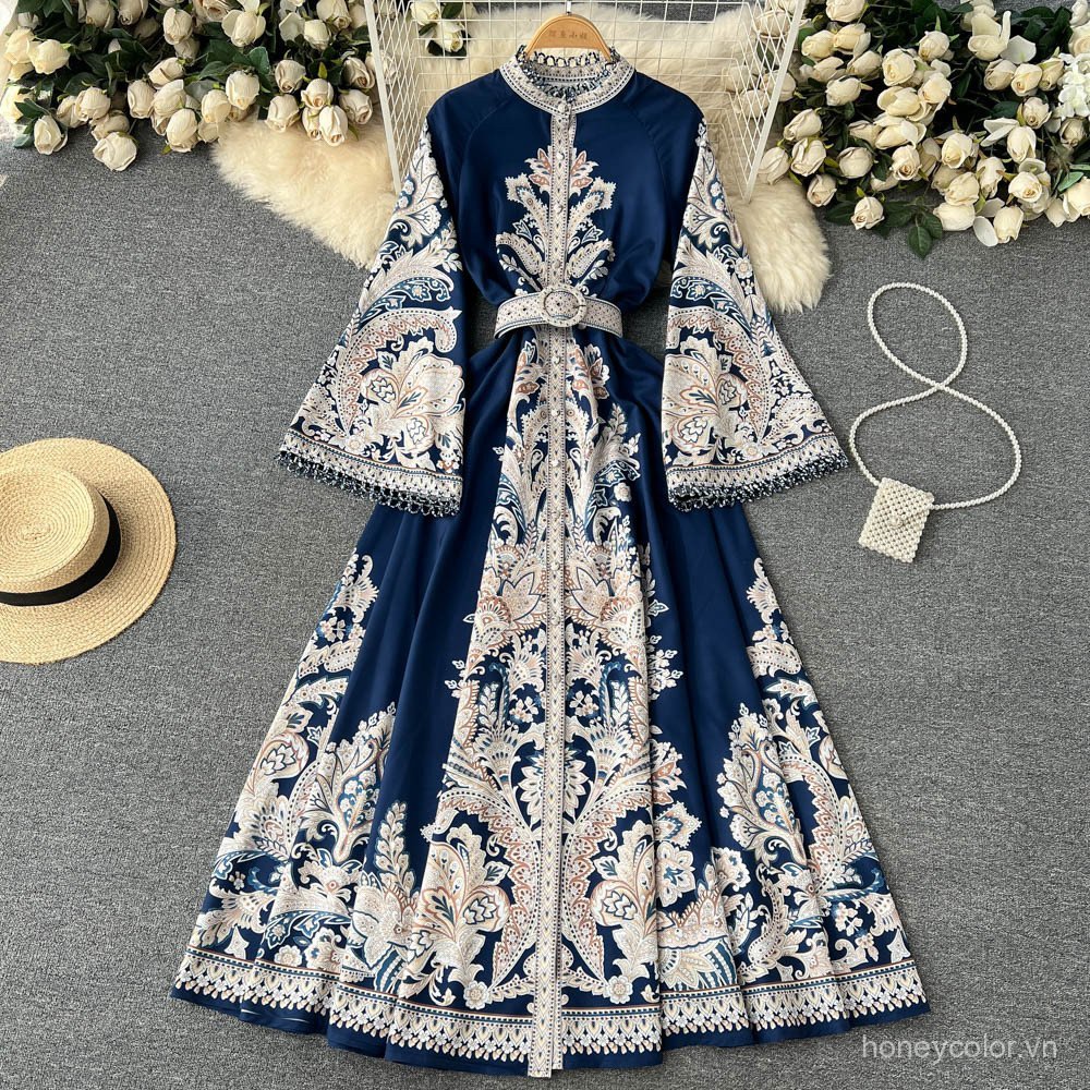 Đầm dài xếp ly không đều retro với họa tiết vintage và chi tiết bằng lông  Phong cách mùa xuân
