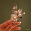 Kẹp Tóc Cổ Điển Retro Trung Hoa, Làm Từ Lụa Nhung và Gỗ Đàn Hương, Hoa Thổ Cẩm Cụm, Dễ Dàng Sử Dụng Hàng Ngày