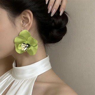 Bông tai hoa nhân tạo nhiều lớp màu hồng, vẻ ngoài quyến rũ