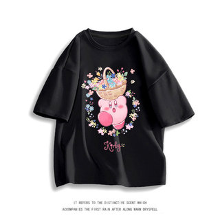Kirby, ngôi sao nhí nữ trong trò chơi, được in hình trên một chiếc áo phông dễ thương với họa tiết hái hoa và ăn bánh.
