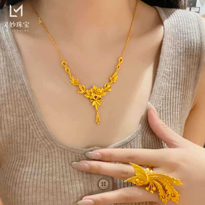 Cổ và vòng tay kim loại giả vàng phong cách truyền thống, họa tiết cỏ xoắn, phù hợp đám cưới