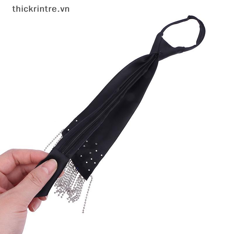 Cà vạt dài nữ với hạt ngọc trai đen, phù hợp phong cách học thuật và thanh lịch kiểu Hàn Quốc