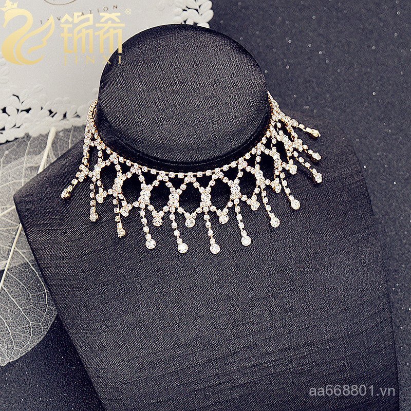 Vòng cổ thời trang với kim cương và đá đính cẩn thận, thiết kế rộng rãi, phù hợp xu hướng quốc tế