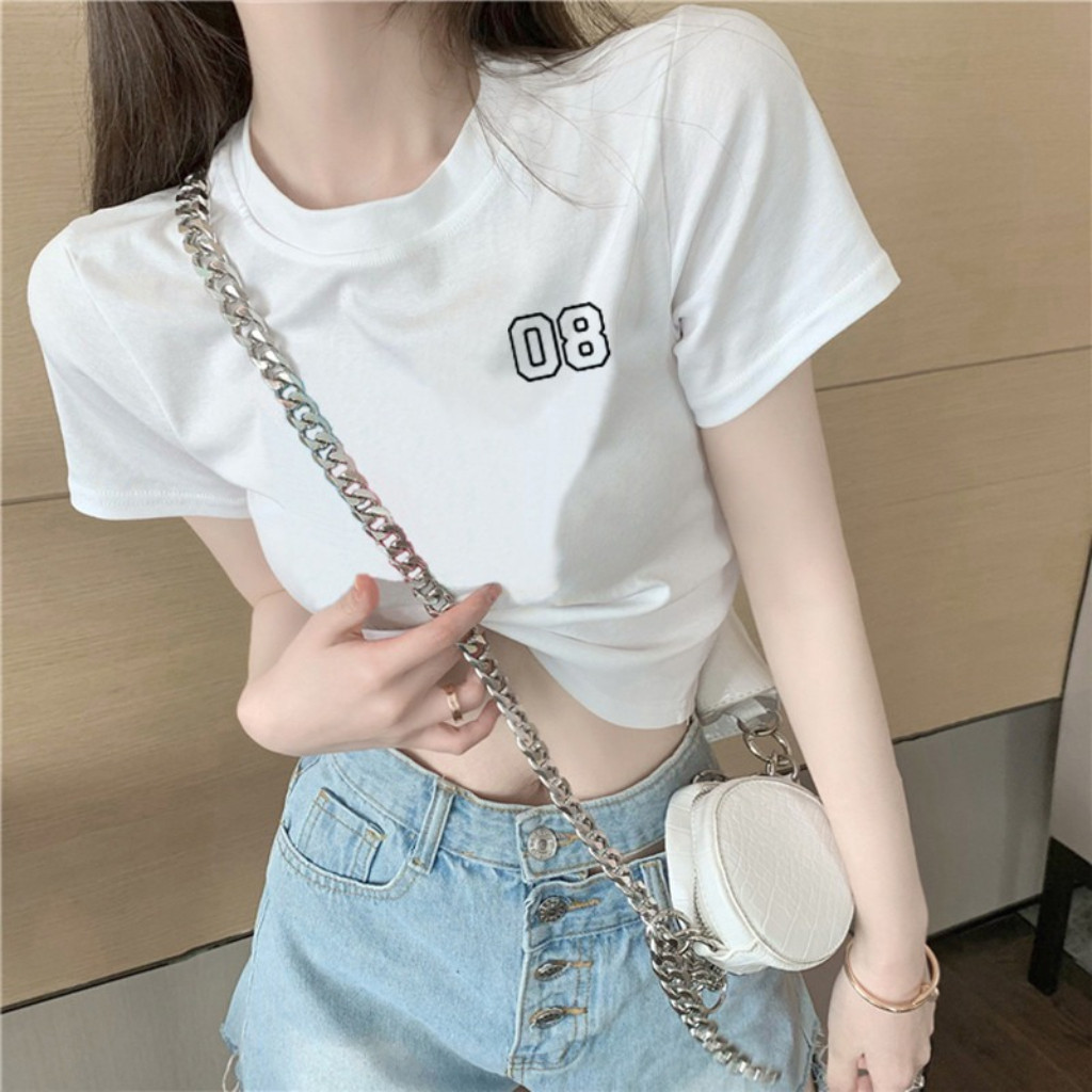 Áo thun nữ tay ngắn cổ tròn, thiết kế đơn giản, mềm mại và thoải mái.