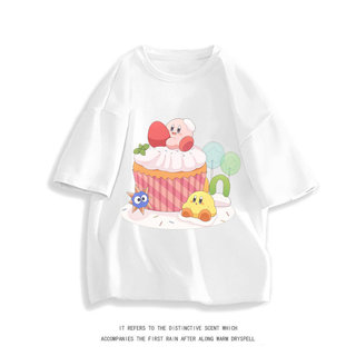 Kirby, ngôi sao nhí nữ trong trò chơi, được in hình trên một chiếc áo phông dễ thương với họa tiết hái hoa và ăn bánh.