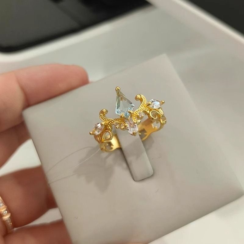 Nhẫn đính hôn vương miện kim cương lấp lánh, phong cách thời trung cổ mạ vàng, phù hợp với phong cách hoàng gia