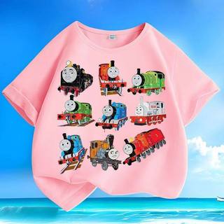 Áo thun cổ tròn có hình Thomas the Tank Engine, thoải mái và giản dị, phù hợp cho bé trai.