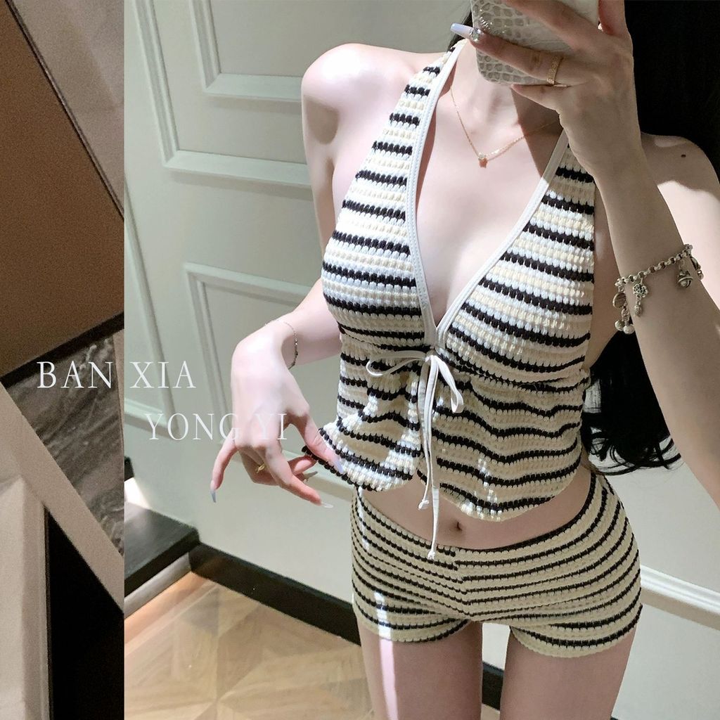 Đồ bơi nữ strappy dây cổ nhỏ ngực, thiết kế bảo thủ, phù hợp cho kỳ nghỉ biển và suối nước nóng