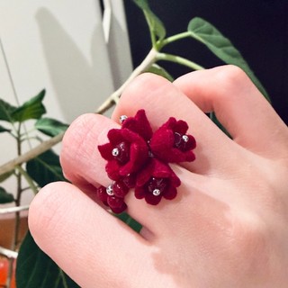 Vòng cổ hạt pha lê đỏ và hoa da lộn, thiết kế cổ điển hai lớp