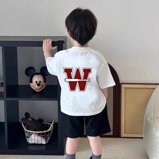 Áo thun cổ tròn thoải mái, in chữ "W" hai mặt dành cho bé trai.