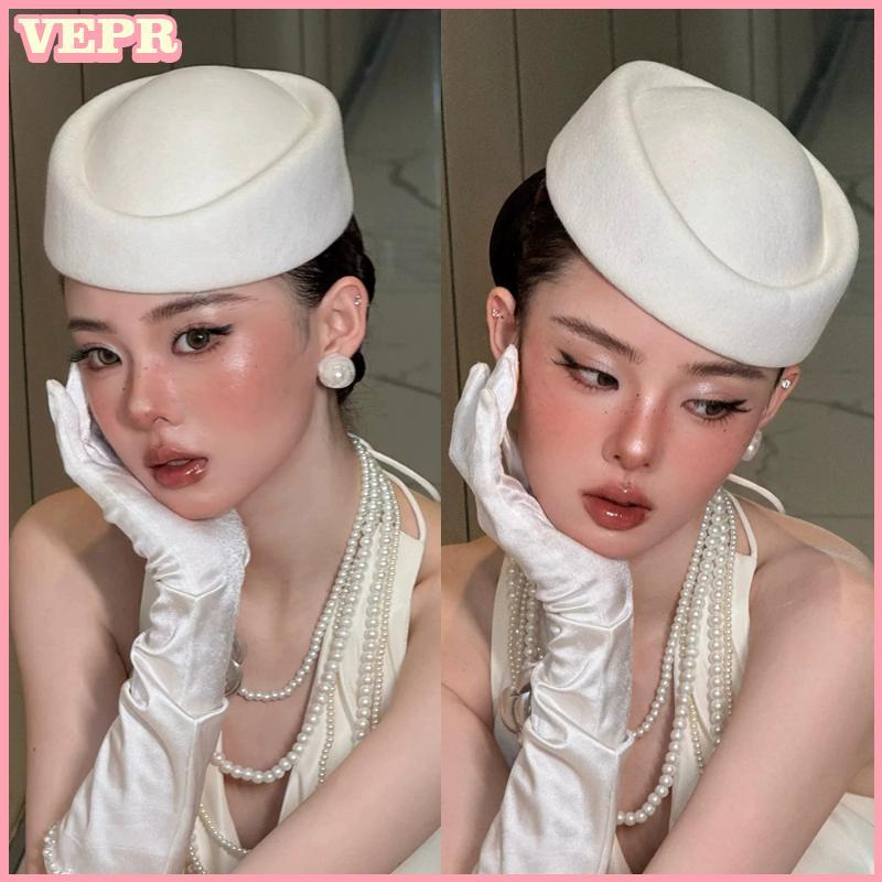 Mũ nồi tiếp viên hàng không phong cách vintage với phụ kiện tóc kẹp