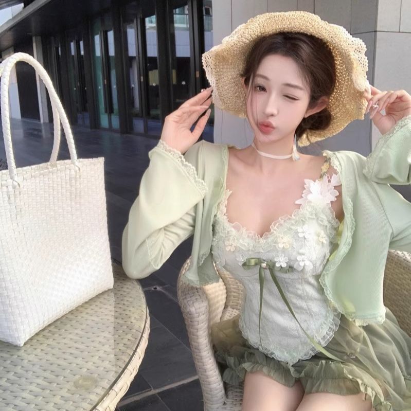 Bộ đồ nữ mùa xuân gồm áo khoác dài tay và yếm ren dài tay